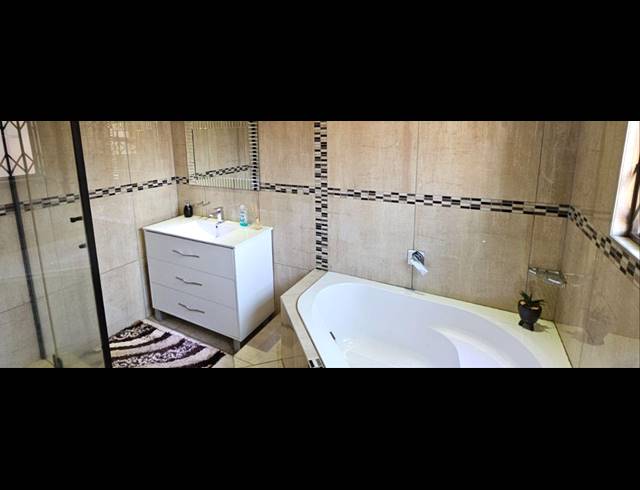 5 BEDROOM HOUSE FOR SALE IN SERALA VIEW